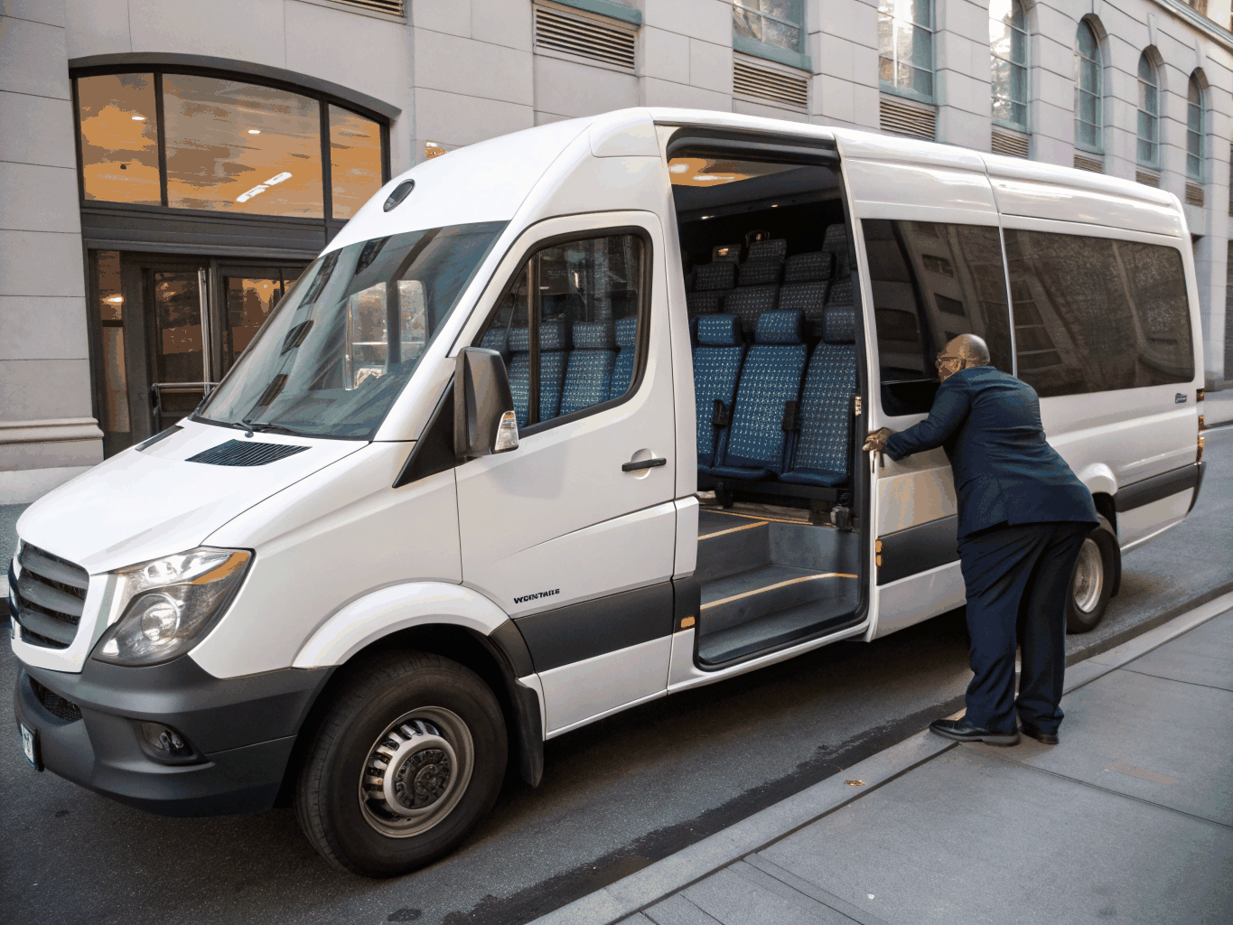 High-capacity luxury transport shuttle for group executive movement